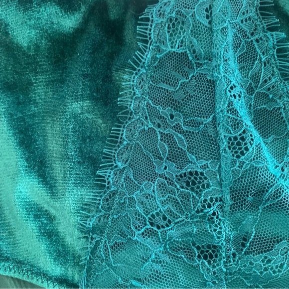Emerald Velvet & Lace Lingerie Set - Picture 6 of 7